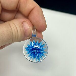 Gorgeous Murano glass pendant flower style